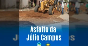 Retroescavadeira amarela trabalhando na rua de terra, com casas ao redor, em Peixoto de Azevedo. Crédito: Prefeitura de Peixoto de Azevedo / Instagram.