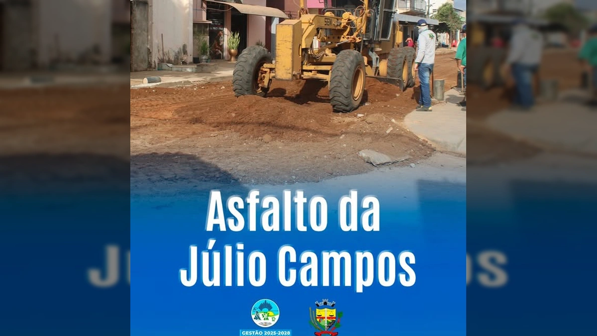 Retroescavadeira amarela trabalhando na rua de terra, com casas ao redor, em Peixoto de Azevedo. Crédito: Prefeitura de Peixoto de Azevedo / Instagram.