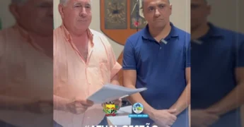 Munícipe Valcides Carlos Velani recebendo o título de propriedade de terra em Peixoto de Azevedo. Créditos: Prefeitura de Peixoto de Azevedo / Instagram
