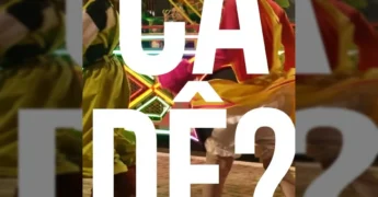 Personagens da Carreta da Alegria, incluindo o 'Pocotó' com a placa 'PIX NA CONTA', em evento na cidade de Rondonópolis. Créditos: Prefeitura de Rondonópolis.