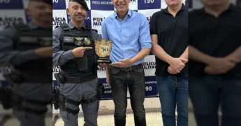 Cerimônia de premiação da Polícia Militar de Lucas do Rio Verde com prefeito Miguel Vaz. Créditos: @miguelvazribeiro / Instagram.