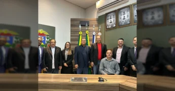 Grupo de pessoas em uma sala, incluindo o presidente da Câmara Badu empossado como prefeito interino de Alto Garças. Créditos: Prefeitura de Alto Garças / Instagram.