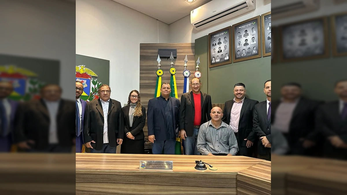Grupo de pessoas em uma sala, incluindo o presidente da Câmara Badu empossado como prefeito interino de Alto Garças. Créditos: Prefeitura de Alto Garças / Instagram.