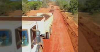 Obras de infraestrutura em Poxoréu, Mato Grosso, mostrando máquinas em estradas de terra e uma ponte em construção. Crédito: Prefeitura de Poxoréu / Instagram.
