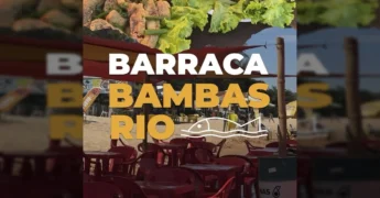 Mesas na água e pessoas desfrutando da Praia do Bosque em Barra do Garças. Créditos: Prefeitura de Barra do Garças / Instagram.