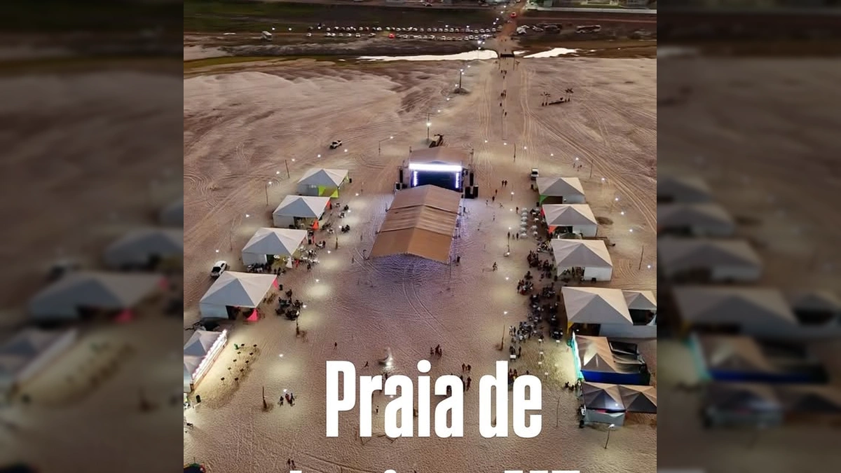 Vista aérea da Praia Luciara com tendas brancas iluminadas e palco montado para evento noturno. Créditos: Prefeitura Municipal de Luciara / Instagram