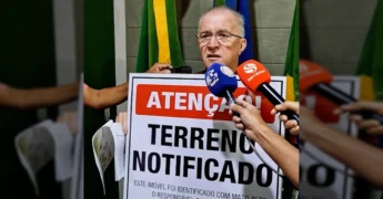 Prefeito Valdinei H Moraes falando sobre o programa 'Terreno Limpo' durante coletiva de imprensa. Créditos: Prefeitura de Juara / Instagram