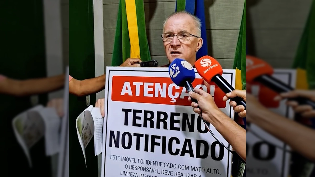 Prefeito Valdinei H Moraes falando sobre o programa 'Terreno Limpo' durante coletiva de imprensa. Créditos: Prefeitura de Juara / Instagram