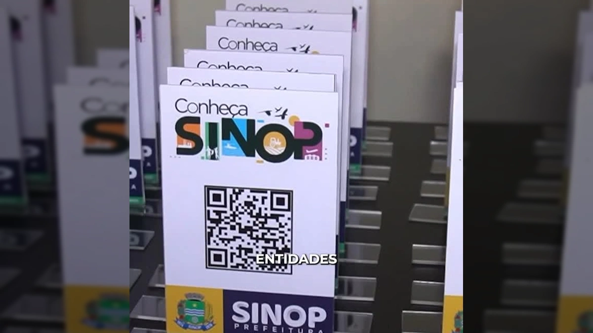 Mulher falando ao microfone sobre o programa Qualifica Turismo em Sinop. Créditos: Prefeitura de Sinop / Instagram.