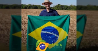 Produtor rural Pedro Henrique Maciel Eberhardt com a bandeira do Brasil na fazenda em Lucas do Rio Verde, Mato Grosso. Créditos: Aprosoja Mato Grosso / Instagram.
