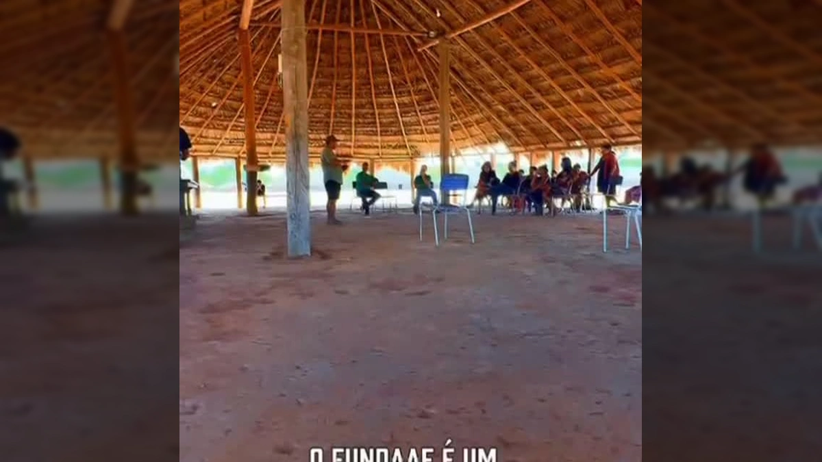 Grupo de pessoas reunidas sob um telhado de palha, ouvindo apresentação sobre o programa FUNDAAF. Créditos: Prefeitura de Querência-MT / Instagram.