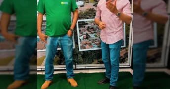 Engenheiro agrônomo Luiz Henrique e diretor Rômulo Rosa da Secretaria de Agricultura de Rosário Oeste apresentando o programa FUNDAF. / Instagram @prefeituraderosariooeste