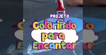 Detalhamento das pinturas coloridas e lúdicas no chão do pátio de uma escola municipal em Diamantino. Créditos: Prefeitura de Diamantino/Instagram.