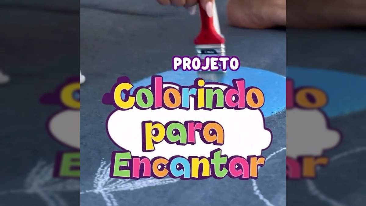 Detalhamento das pinturas coloridas e lúdicas no chão do pátio de uma escola municipal em Diamantino. Créditos: Prefeitura de Diamantino/Instagram.