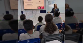 Crianças e veterinárias do INDEA durante o projeto 'Do Campo ao Prato' em Vera, Mato Grosso. Créditos: Prefeitura Municipal de Vera.