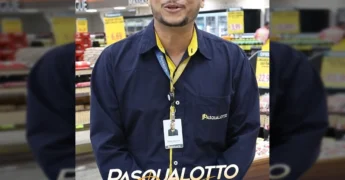 Homem da equipe Pasqualotto anunciando ofertas / Instagram: @supermercadopasqualotto