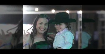 Pessoas assistindo a um show e rodeio em Exponápolis 2025 em Arenápolis, com artistas no palco e no evento. Créditos: Prefeitura Municipal de Arenápolis / Instagram.