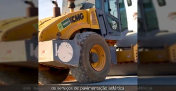 Obras de pavimentação na Avenida das Torres em Querência, Mato Grosso, com casas populares ao fundo. Crédito: Prefeitura de Querência-MT / Instagram
