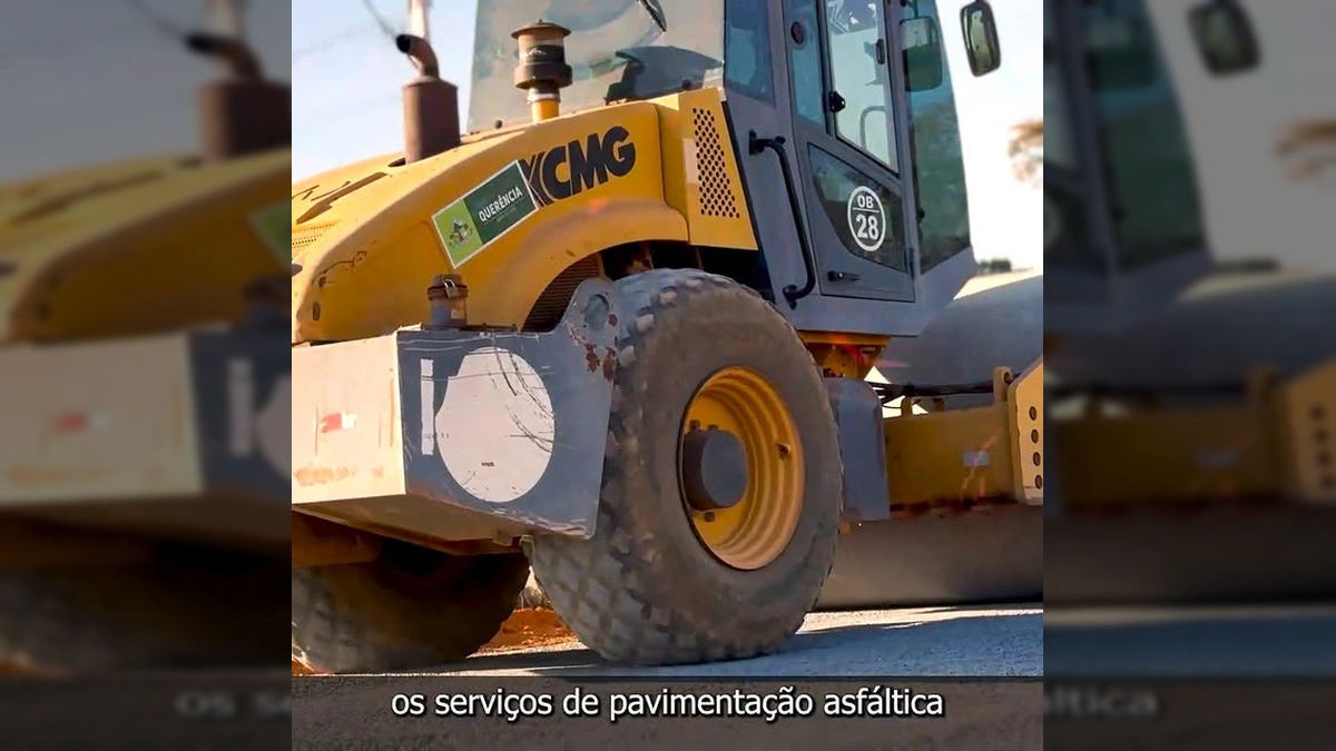 Obras de pavimentação na Avenida das Torres em Querência, Mato Grosso, com casas populares ao fundo. Crédito: Prefeitura de Querência-MT / Instagram