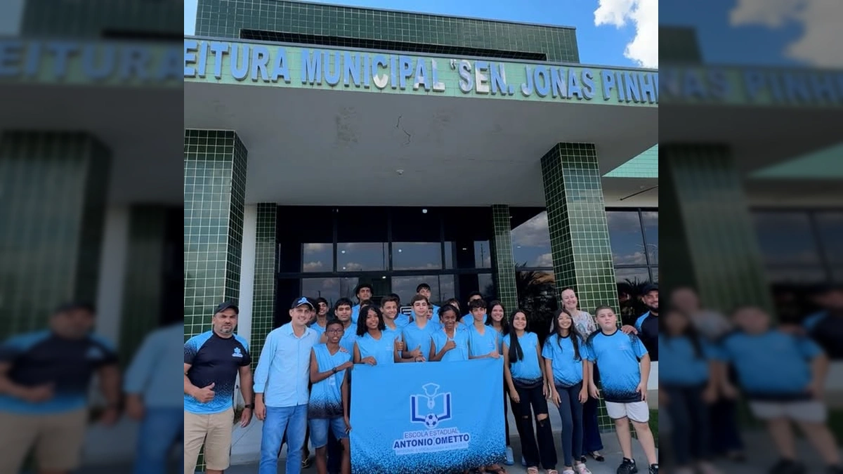 Atletas de Matupá e Prefeito Bruno Mena em recepção na prefeitura. Créditos: Prefeitura Municipal de Matupá / Instagram.