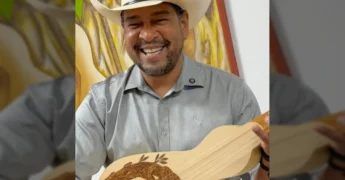 Secretário de Cultura de Cuiabá, Johnny Everson, tocando viola de cocho em vídeo promocional do recital. Créditos: Prefeitura de Cuiabá / Instagram.