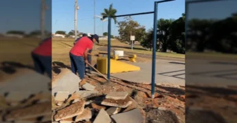 Trabalhadores reformando a área de exercícios no Complexo dos Lagos em Matupá, com equipamentos e um lago ao fundo. Créditos: Prefeitura Municipal de Matupá / Instagram