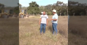 Trator motor grader trabalhando na reforma do campo de futebol da comunidade Vão Grande, em Porto Estrela. Crédito: Prefeitura de Porto Estrela / Instagram