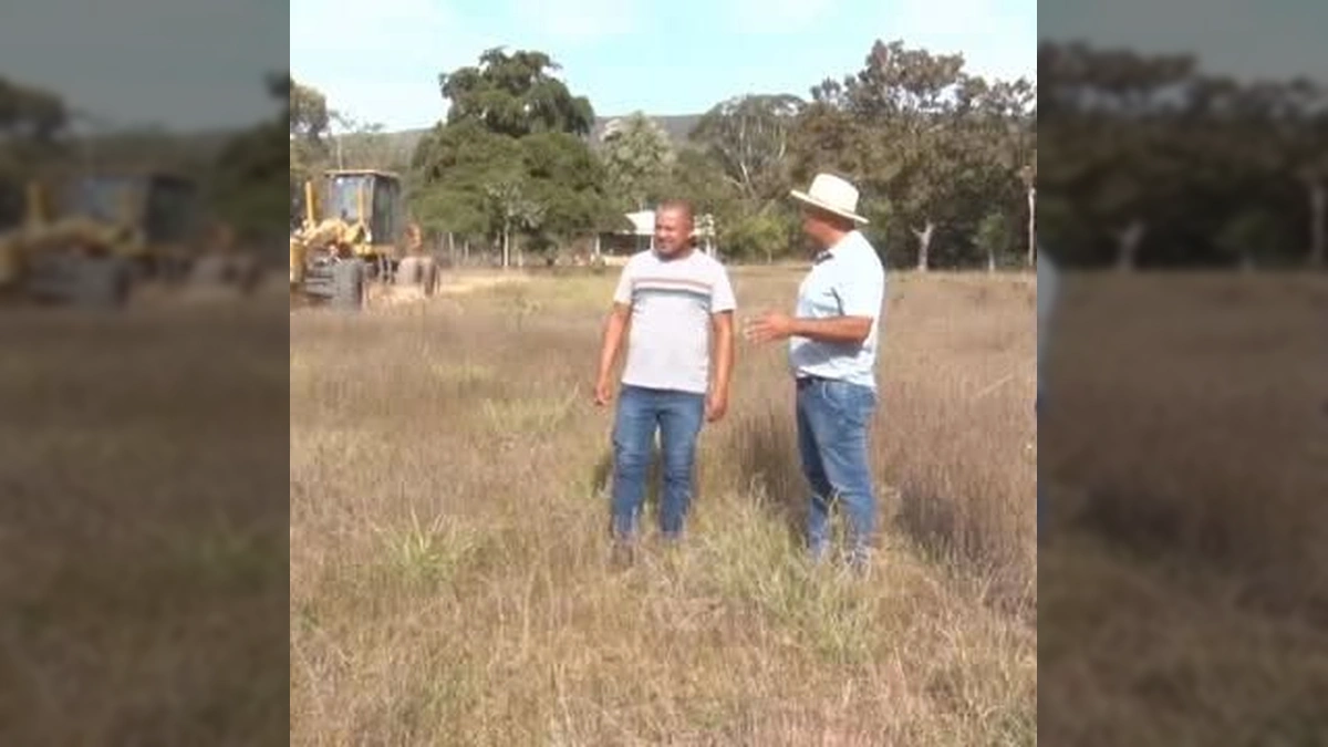 Trator motor grader trabalhando na reforma do campo de futebol da comunidade Vão Grande, em Porto Estrela. Crédito: Prefeitura de Porto Estrela / Instagram