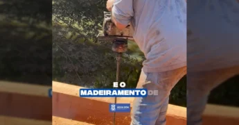 Homens em uma ponte de madeira recém-reformada na zona rural de Água Boa, em obra da Secretaria de Infraestrutura e Meio Ambiente de Água Boa-MT / Instagram