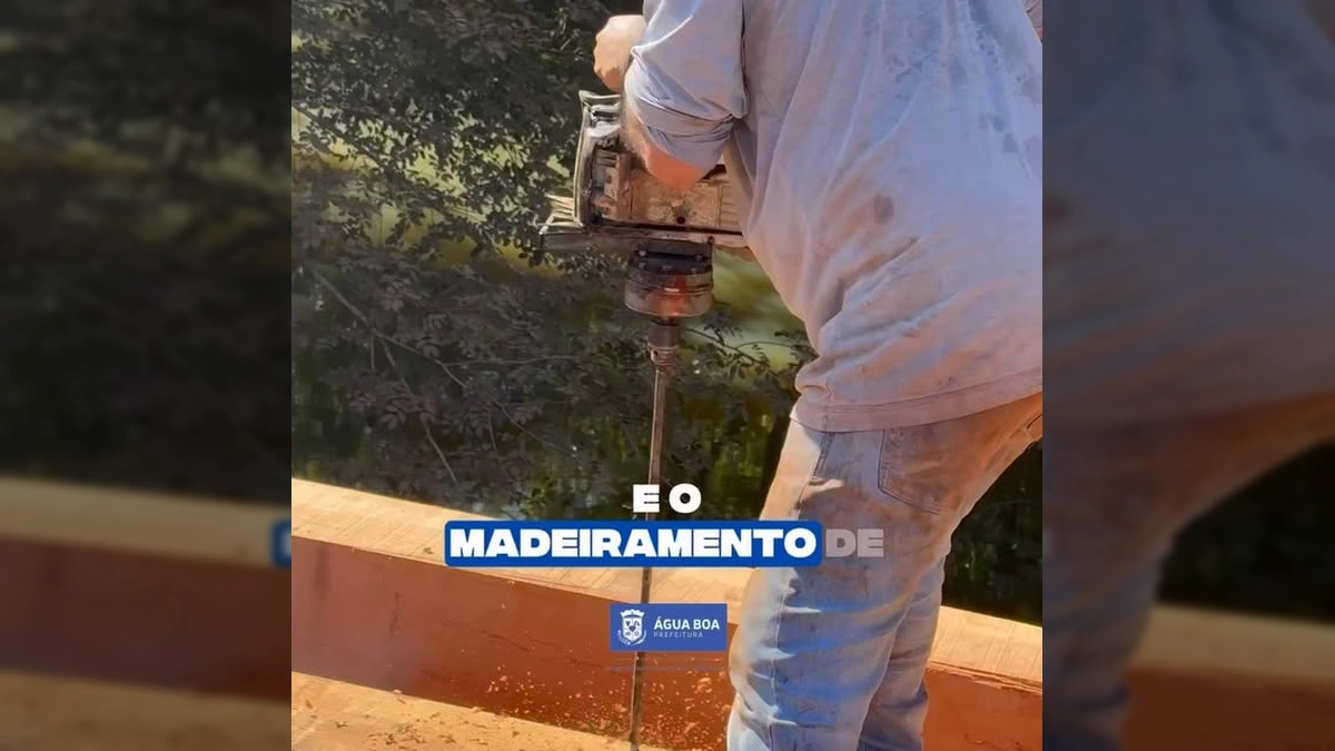 Homens em uma ponte de madeira recém-reformada na zona rural de Água Boa, em obra da Secretaria de Infraestrutura e Meio Ambiente de Água Boa-MT / Instagram