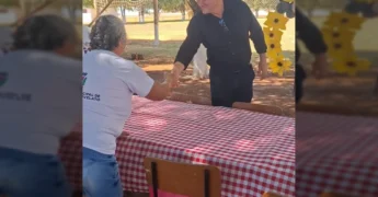 Grupo de idosos e autoridades celebrando o Dia dos Avós com almoço em Santa Rita do Trivelato. Créditos: Prefeitura de Santa Rita do Trivelato / Instagram.