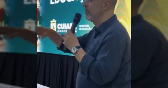 Secretário Amauri Monge falando em evento de educação em Cuiabá. Créditos: Prefeitura de Cuiabá / Instagram.