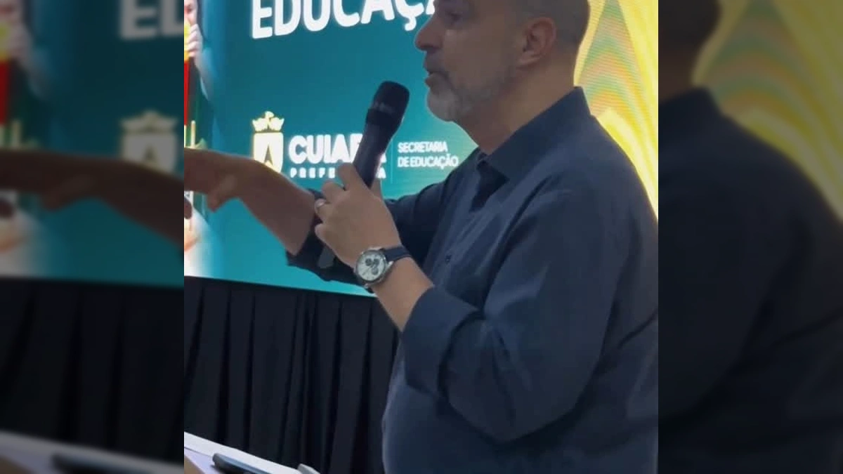 Secretário Amauri Monge falando em evento de educação em Cuiabá. Créditos: Prefeitura de Cuiabá / Instagram.