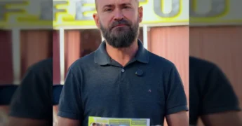 Homem com barba segurando um carnê de IPTU de Brasnorte 2025. Créditos: Prefeitura Municipal de Brasnorte / Instagram.