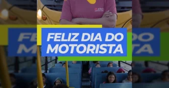 Motorista Seu Helmen sorrindo e dentro do ônibus escolar em Rondonópolis. Créditos: Prefeitura de Rondonópolis / Instagram.