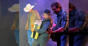 Banda de JadseJadson tocando em palco noturno com multidão ao fundo. Créditos: Prefeitura Municipal de União do Sul-MT / Instagram