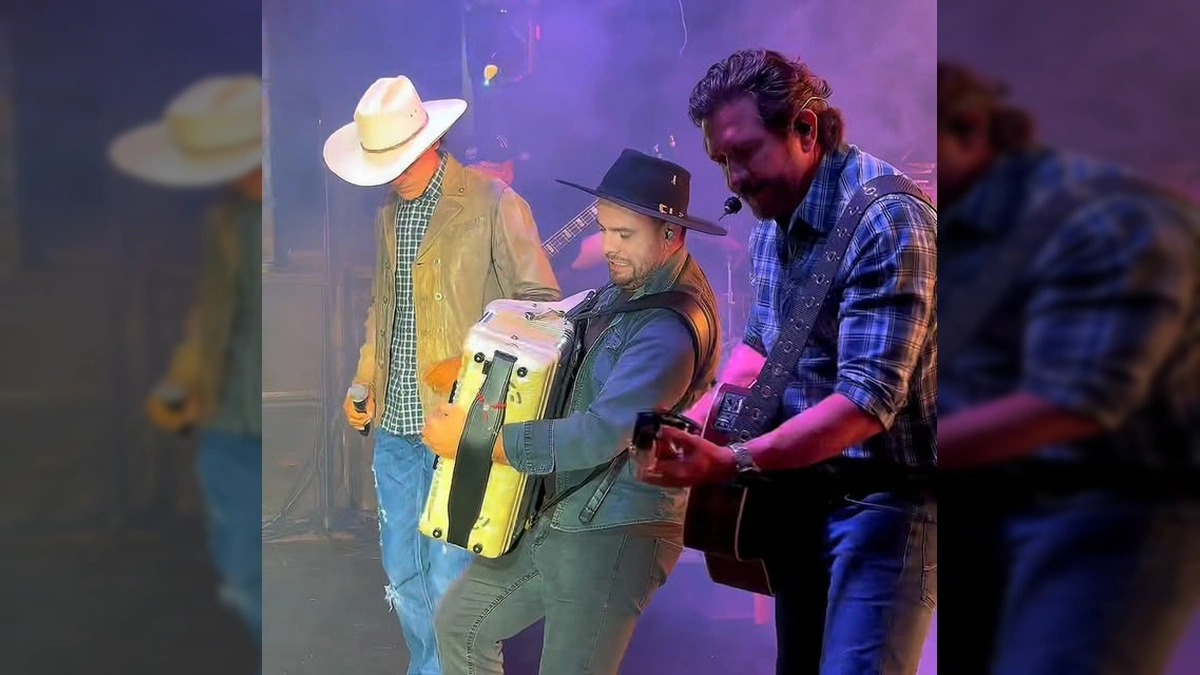 Banda de JadseJadson tocando em palco noturno com multidão ao fundo. Créditos: Prefeitura Municipal de União do Sul-MT / Instagram