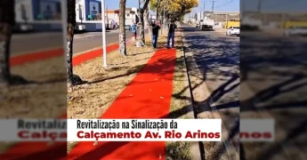 Sinalização de calçadas em vermelho na Avenida Rio Arinos, Juara, com equipe de trabalho. Créditos: Prefeitura de Juara no Instagram.
