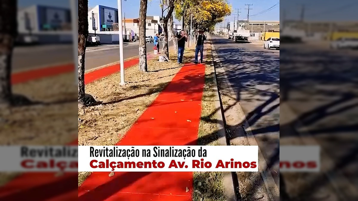 Sinalização de calçadas em vermelho na Avenida Rio Arinos, Juara, com equipe de trabalho. Créditos: Prefeitura de Juara no Instagram.