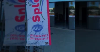 Foto da fachada da Splash Piscinas em Lucas do Rio Verde, com placas de 'É fácil ser feliz!' e 'Splash Piscinas', além de modelos de piscinas em exposição. Créditos: splash.lrv / Instagram.
