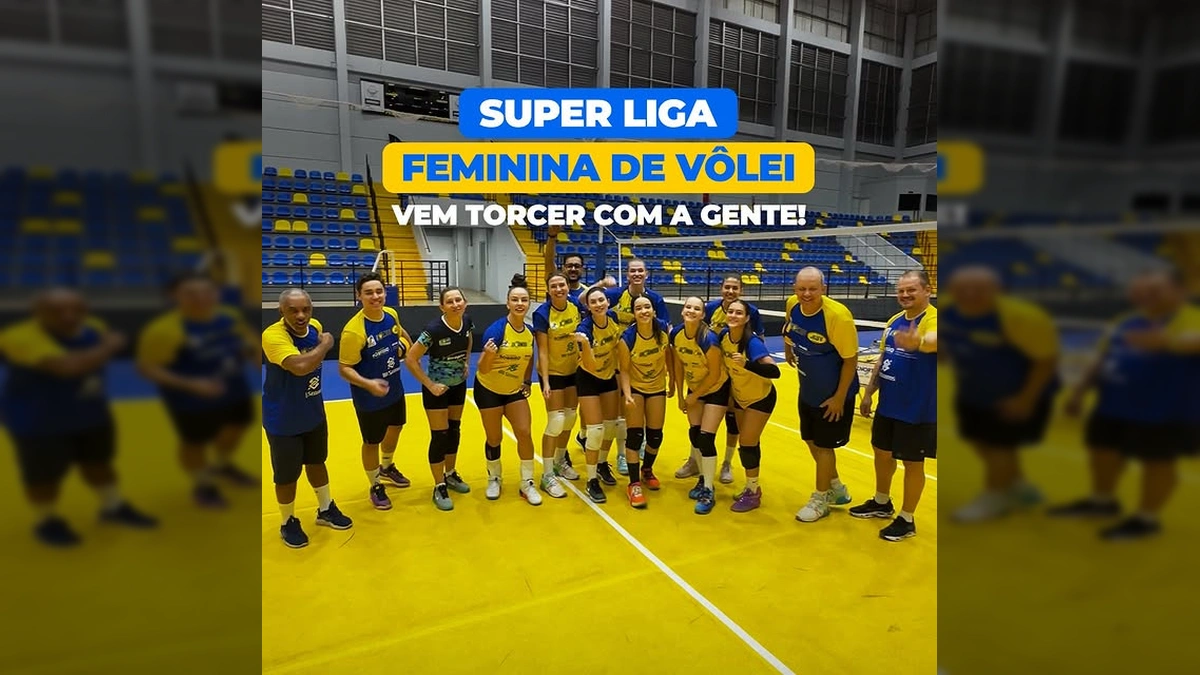 Atletas de voleibol em quadra amarela durante treino para a Superliga C em Sorriso. Créditos: Prefeitura de Sorriso / Instagram