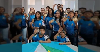 Atletas jovens de taekwondo de Santa Rita do Trivelato exibem suas medalhas de ouro e prata, ao lado de troféus, no gabinete do prefeito. Créditos: Prefeitura de Santa Rita do Trivelato / Instagram.