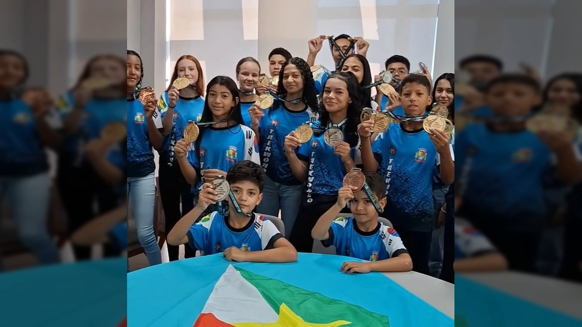 Atletas jovens de taekwondo de Santa Rita do Trivelato exibem suas medalhas de ouro e prata, ao lado de troféus, no gabinete do prefeito. Créditos: Prefeitura de Santa Rita do Trivelato / Instagram.