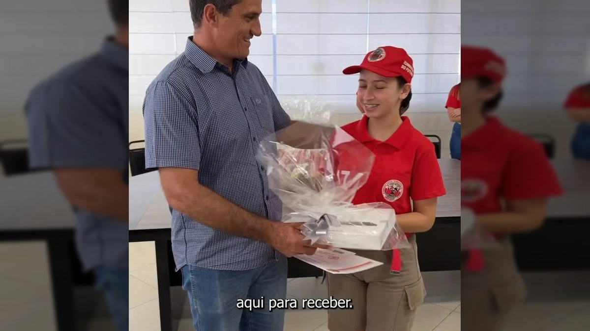 Alunos do projeto Bombeiros do Futuro de Tapurah recebem prêmios por seu destaque. Créditos: Prefeitura de Tapurah / Instagram prefeituratapurah
