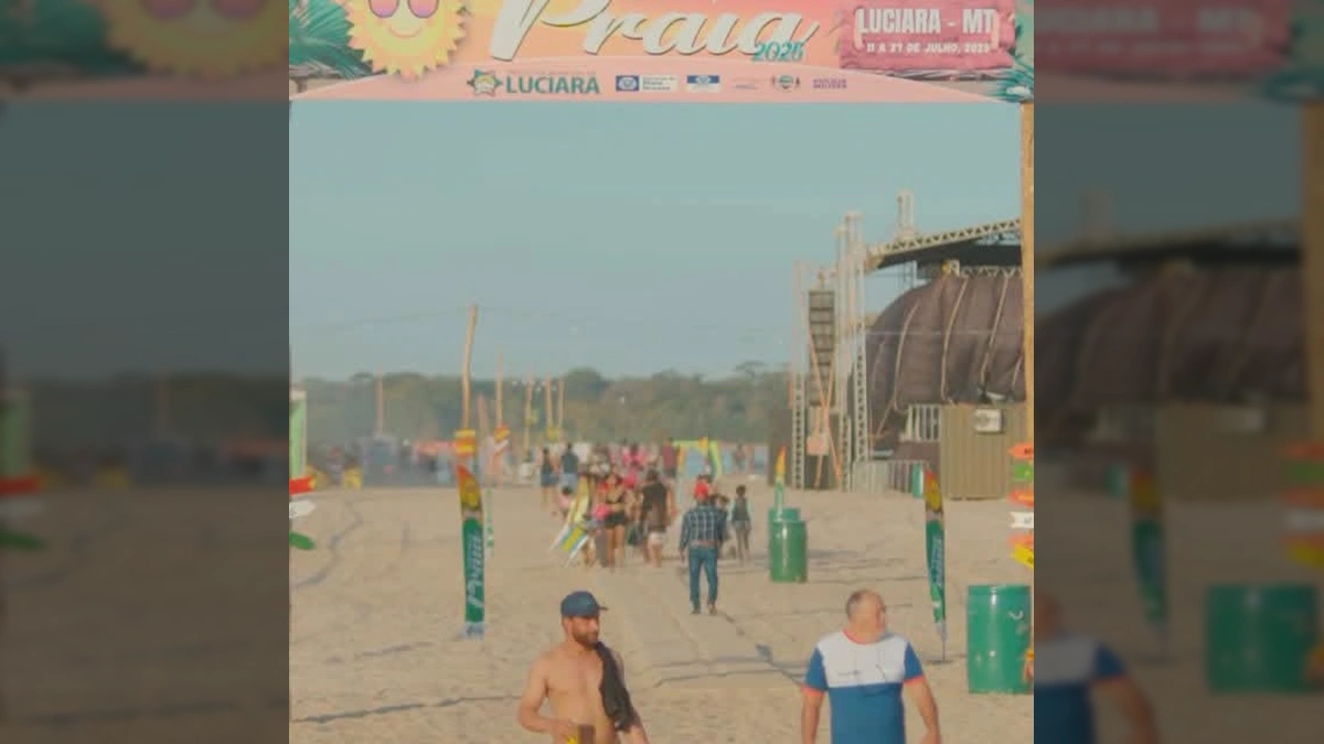 Vista aérea da Praia de Luciara durante a Temporada de Praia 2025, com barracas, pessoas na areia e no rio. Crédito: Imagens por @djgoogleplay para Prefeitura de Luciara / Instagram.
