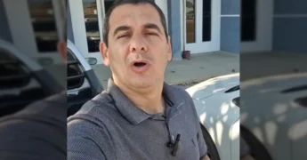 Imagem de um homem apresentando informações sobre a escuta pública da Lei Aldir Blanc em Terra Nova do Norte. Crédito: @terranovadonorte no Instagram.