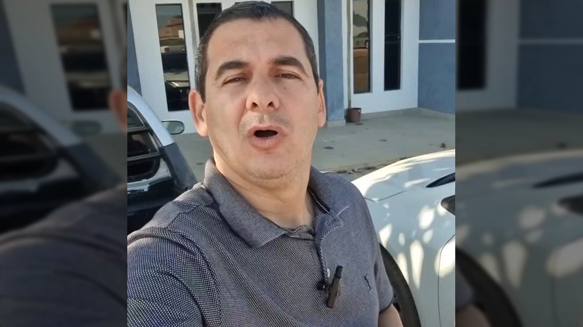 Imagem de um homem apresentando informações sobre a escuta pública da Lei Aldir Blanc em Terra Nova do Norte. Crédito: @terranovadonorte no Instagram.