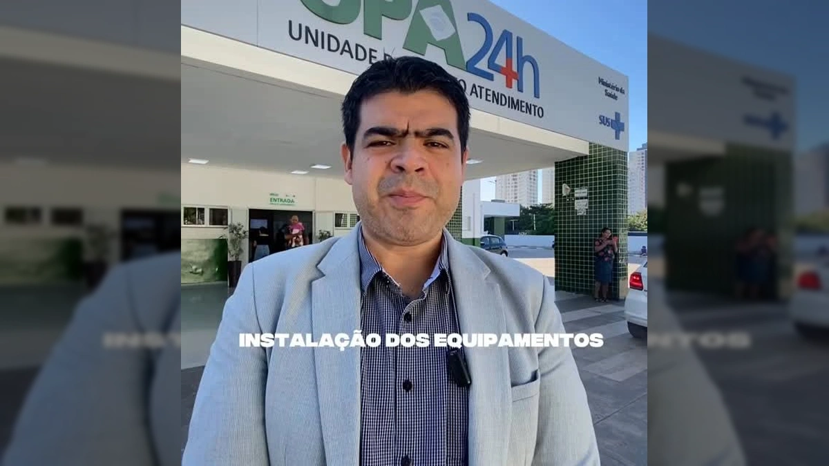 Homem em frente à fachada da UPA 24h de Cuiabá, com equipe no corredor, anunciando a retomada dos serviços de tomografia. Créditos: cuiabaprefeitura / Instagram.