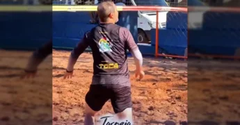 Jogadores em quadra de areia durante o Torneio Bom Jesus de Futevôlei e Vôlei de Areia em Ponte Branca, MT. Créditos: Instagram ponte_brancamt