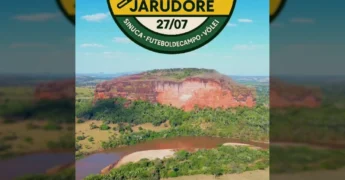 Imagem aérea de um evento esportivo em Jarudore, Poxoréu, com quadras de vôlei e campo de futebol. Créditos: Prefeitura de Poxoréu / Instagram.